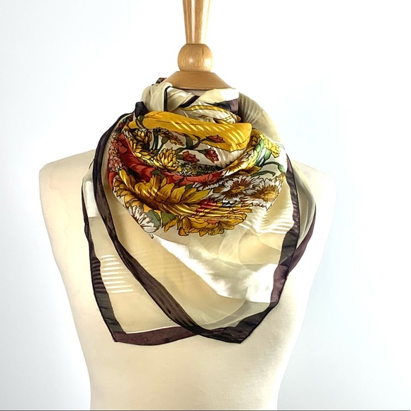 Lovely scarf with a hat and golden ribbons and a bouquet of flowers - Picture 3 of 10